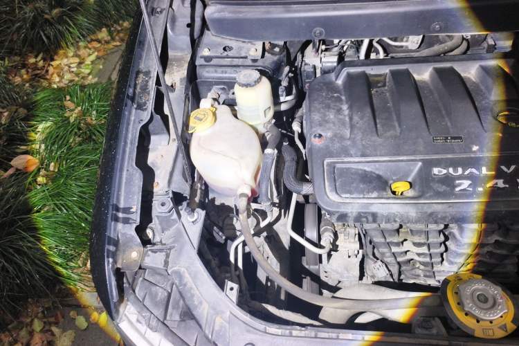 Used Dodge Journey 2013 2.4L Two-Wheel Drive Luxury Version Engine Bay Right