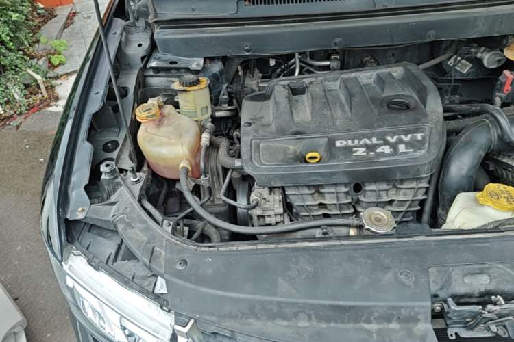 Used Dodge Journey 2013 2.4L Two-Wheel Drive Luxury Version Engine Bay Right
