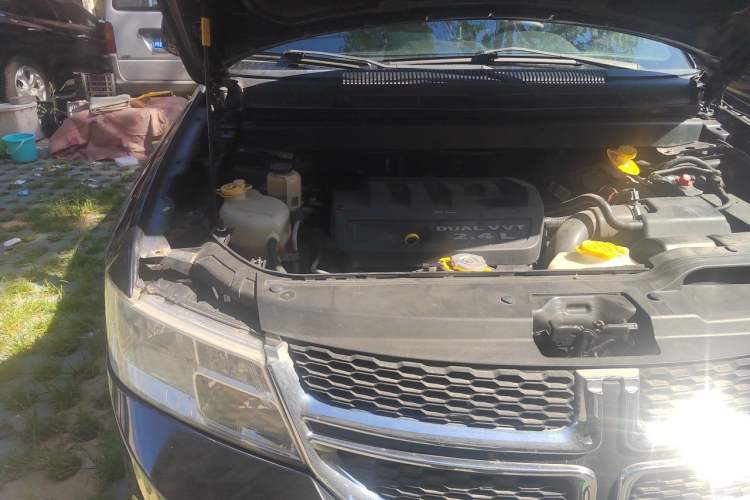 Used Dodge Journey 2013 2.4L Two-Wheel Drive Luxury Version Engine Bay Right