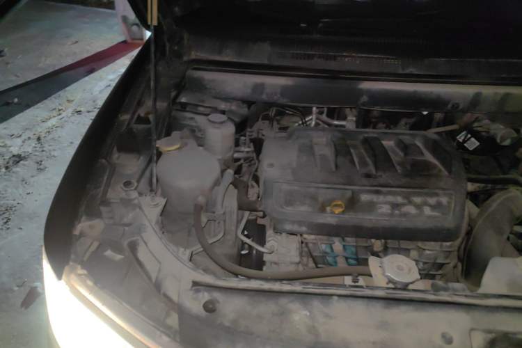 Used Dodge Journey 2013 2.4L Two-Wheel Drive Luxury Version Engine Bay Right