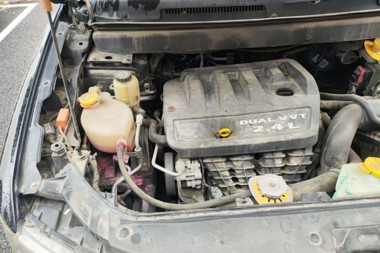 Used Dodge Journey 2013 2.4L Two-Wheel Drive Luxury Version Engine Bay Right