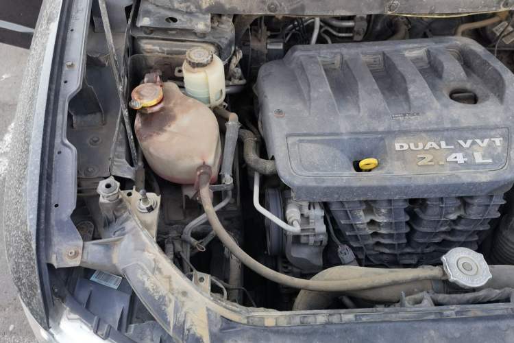 Used Dodge Journey 2013 2.4L Two-Wheel Drive Luxury Version Engine Bay Right