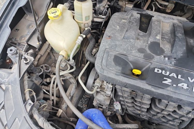 Used Dodge Journey 2013 2.4L Two-Wheel Drive Luxury Version Engine Bay Right