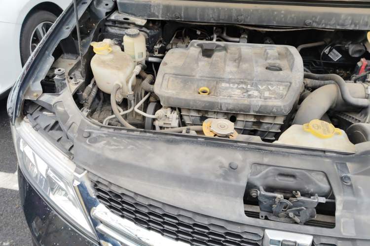 Used Dodge Journey 2013 2.4L Two-Wheel Drive Luxury Version Engine Bay Right