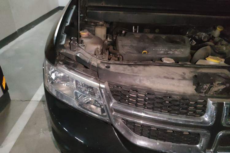 Used Dodge Journey 2013 2.4L Two-Wheel Drive Luxury Version Engine Bay Right