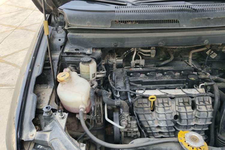 Used Dodge Journey 2013 2.4L Two-Wheel Drive Luxury Version Engine Bay Right