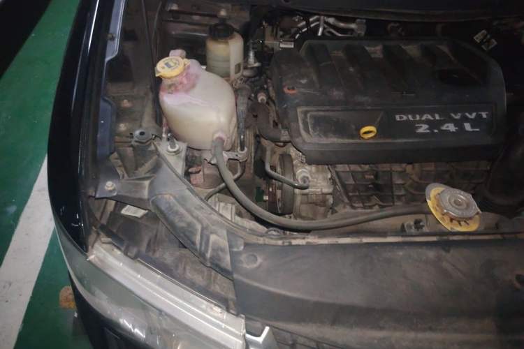 Used Dodge Journey 2013 2.4L Two-Wheel Drive Luxury Version Engine Bay Right
