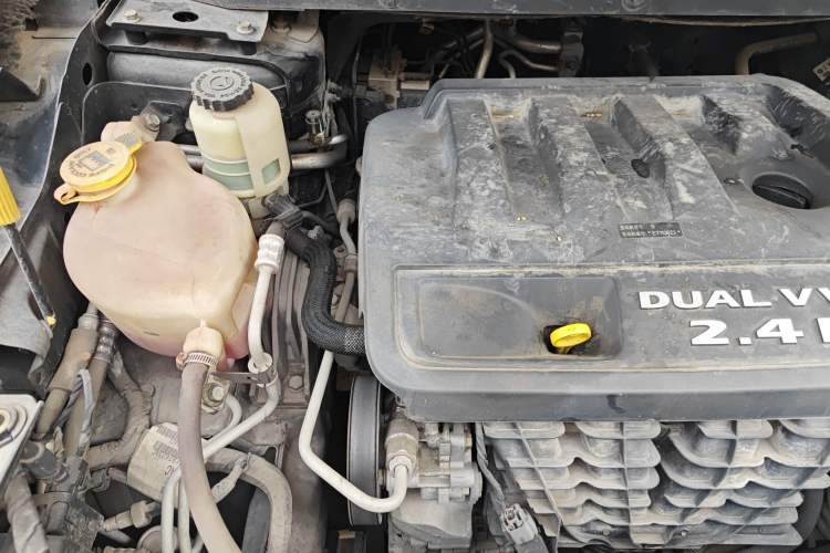 Used Dodge Journey 2013 2.4L Two-Wheel Drive Luxury Version Engine Bay Right