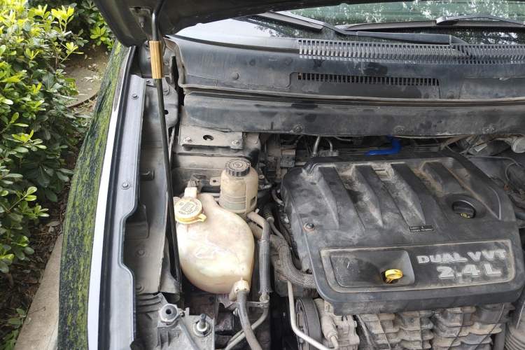 Used Dodge Journey 2013 2.4L Two-Wheel Drive Luxury Version Engine Bay Right