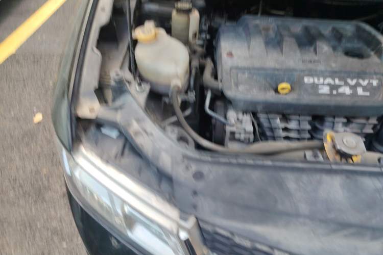 Used Dodge Journey 2013 2.4L Two-Wheel Drive Luxury Version Engine Bay Right