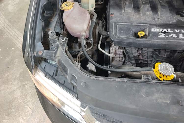 Used Dodge Journey 2013 2.4L Two-Wheel-Drive Smart Edition Engine Bay Right