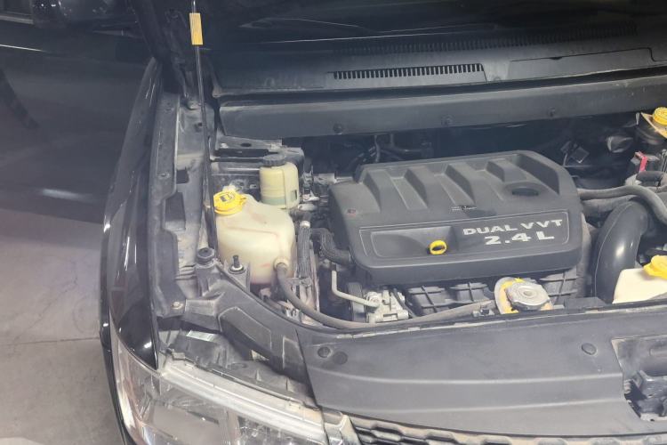 Used Dodge Journey 2013 2.4L Two-Wheel Drive Luxury Version Engine Bay Right