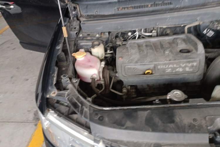 Used Dodge Journey 2013 2.4L Two-Wheel Drive Luxury Version Engine Bay Right