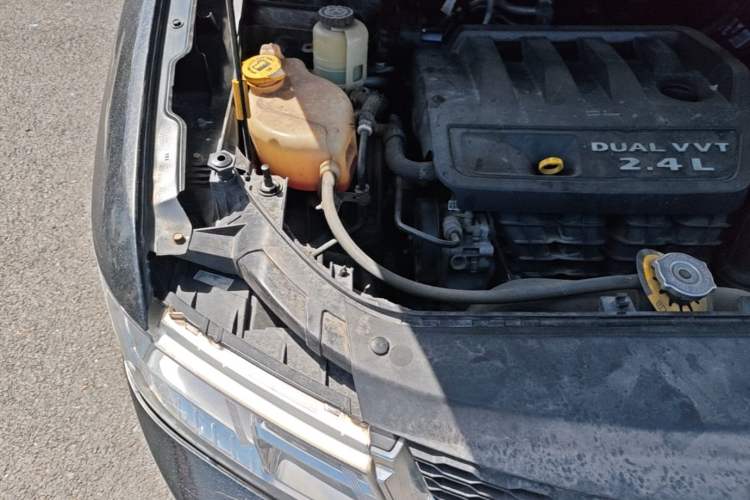 Used Dodge Journey 2013 2.4L Two-Wheel Drive Luxury Version Engine Bay Right