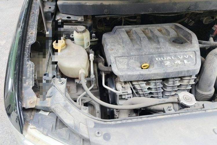 Used Dodge Journey 2013 2.4L Two-Wheel Drive Luxury Version Engine Bay Right