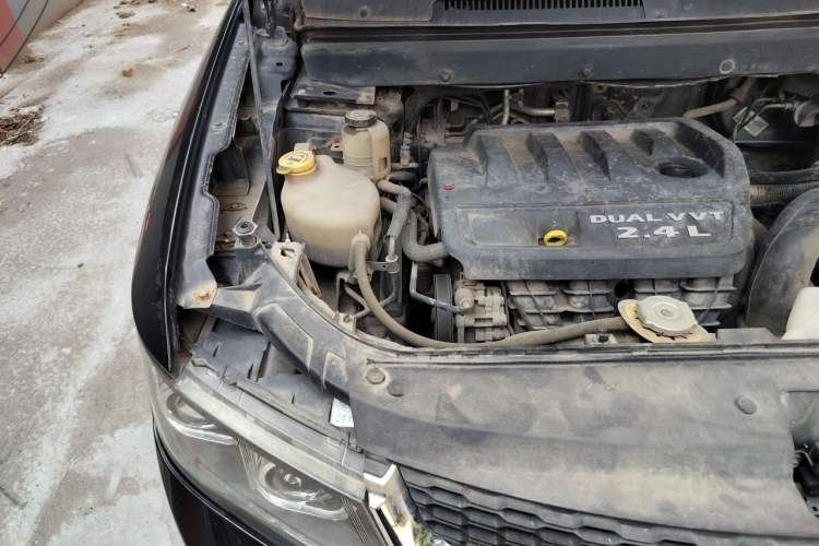 Used Dodge Journey 2013 2.4L Two-Wheel Drive Luxury Version Engine Bay Right