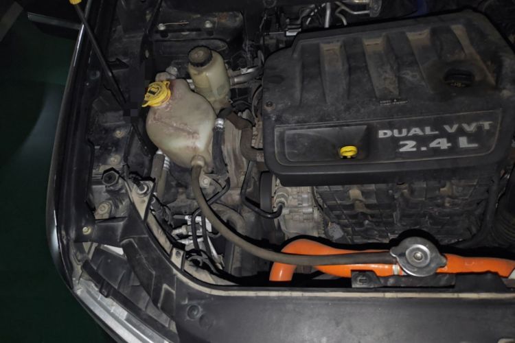 Used Dodge Journey 2013 2.4L Two-Wheel Drive Luxury Version Engine Bay Right
