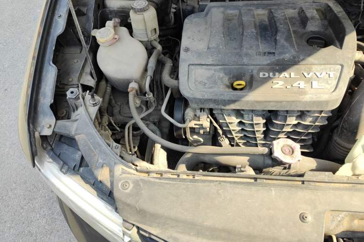 Used Dodge Journey 2013 2.4L Two-Wheel-Drive Smart Edition Engine Bay Right