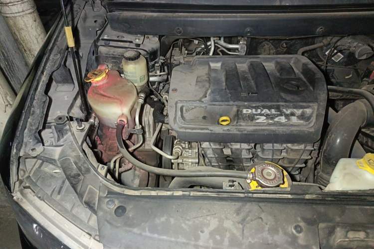 Used Dodge Journey 2013 2.4L Two-Wheel Drive Luxury Version Engine Bay Right