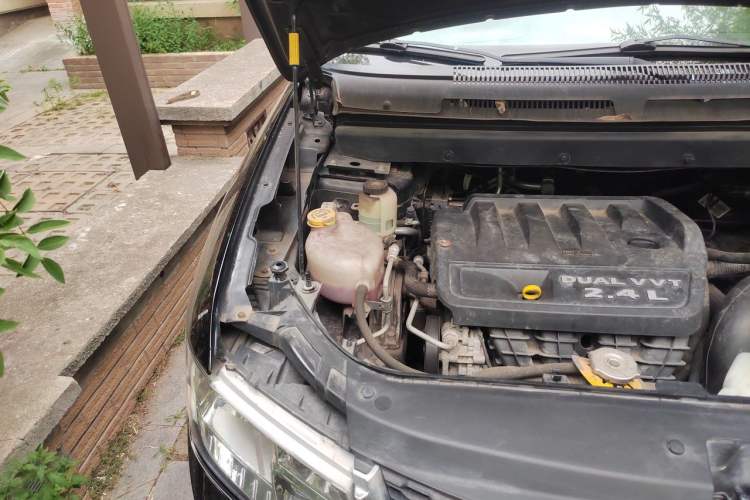 Used Dodge Journey 2013 2.4L Two-Wheel Drive Luxury Version Engine Bay Right