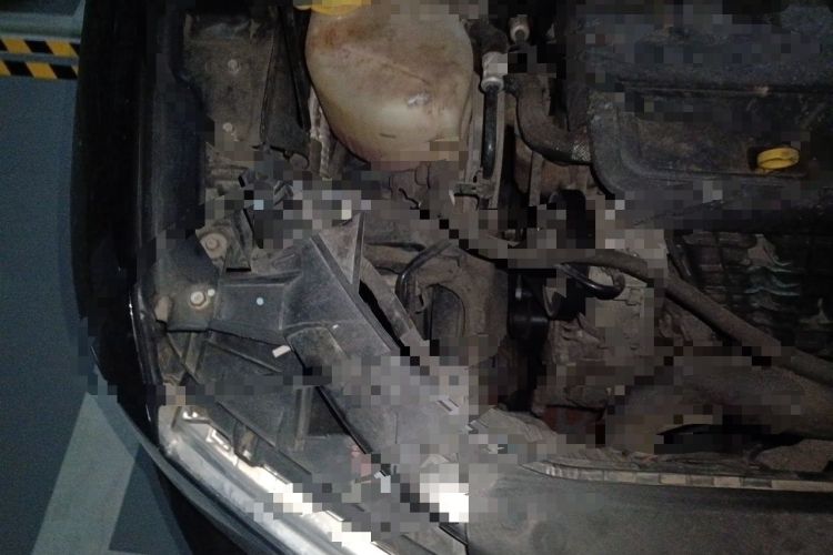 Used Dodge Journey 2013 2.4L Two-Wheel Drive Luxury Version Engine Bay Right