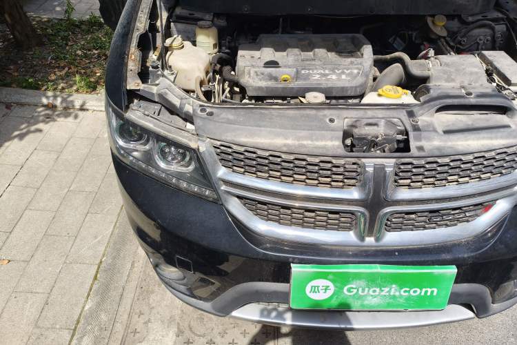Used Dodge Journey 2013 2.4L Two-Wheel Drive Luxury Version Engine Bay Right