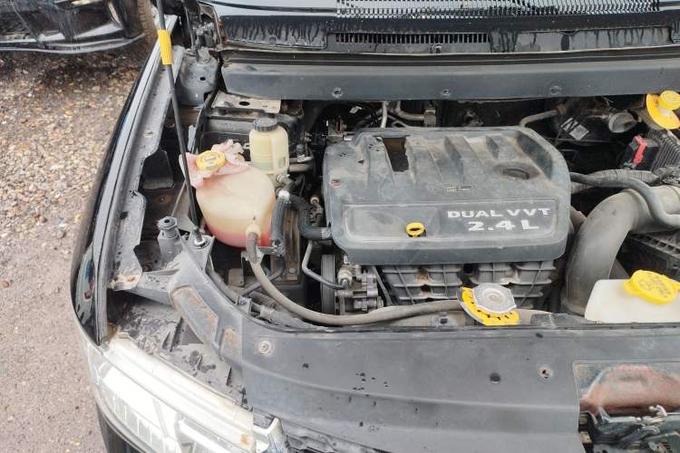 Used Dodge Journey 2013 2.4L Two-Wheel Drive Luxury Version Engine Bay Right