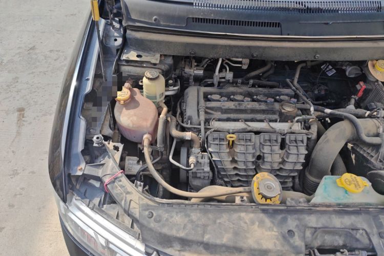 Used Dodge Journey 2013 2.4L Two-Wheel Drive Luxury Version Engine Bay Right