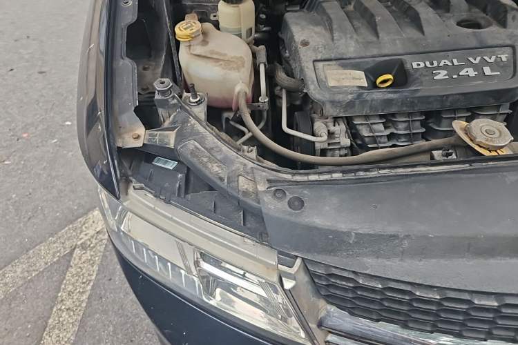 Used Dodge Journey 2013 2.4L Two-Wheel Drive Luxury Version Engine Bay Right
