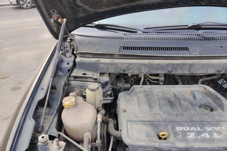 Used Dodge Journey 2013 2.4L Two-Wheel Drive Luxury Version Engine Bay Right