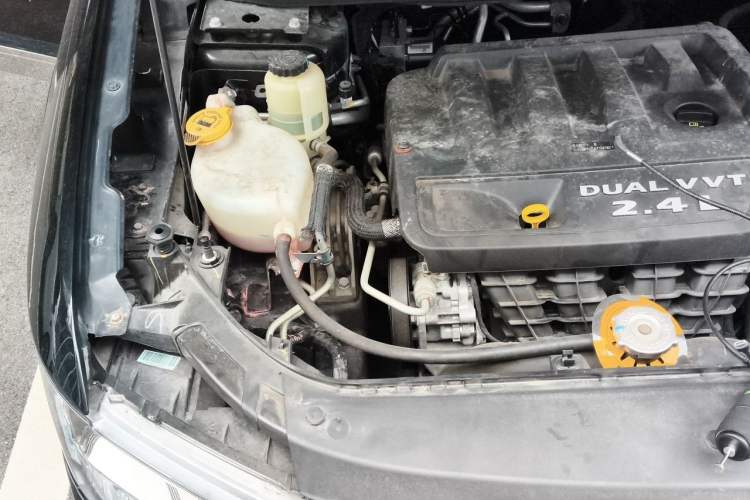 Used Dodge Journey 2013 2.4L Two-Wheel Drive Luxury Version Engine Bay Right