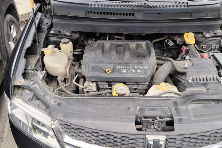Used Dodge Journey 2013 2.4L Two-Wheel Drive Luxury Version Engine Bay Right