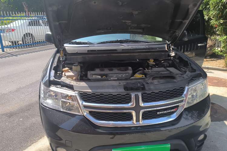 Used Dodge Journey 2013 2.4L Two-Wheel Drive Luxury Version Engine Bay Right