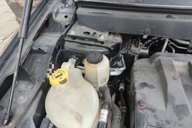 Used Dodge Journey 2013 2.4L Two-Wheel Drive Luxury Version Engine Bay Right