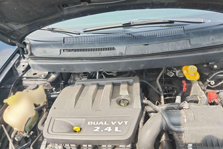 Used Dodge Journey 2013 2.4L Two-Wheel Drive Luxury Version Engine Bay