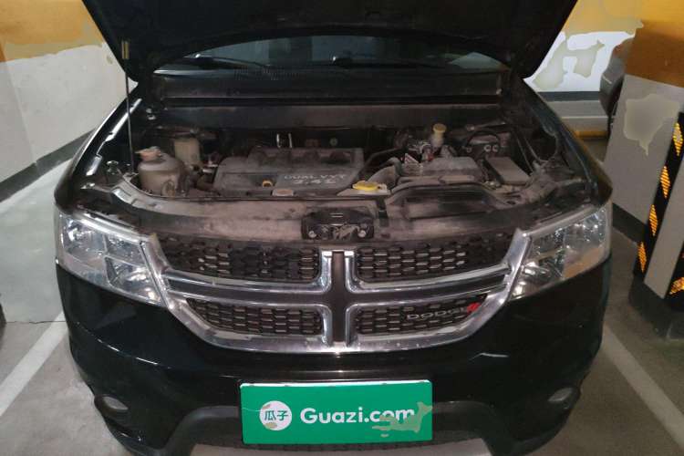 Used Dodge Journey 2013 2.4L Two-Wheel Drive Luxury Version Engine Bay