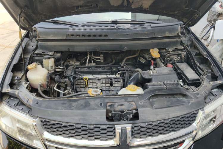 Used Dodge Journey 2013 2.4L Two-Wheel Drive Luxury Version Engine Bay