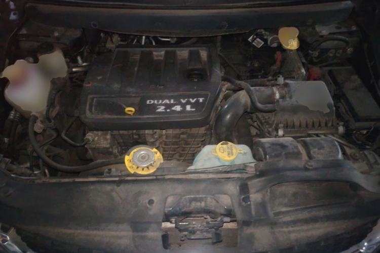 Used Dodge Journey 2013 2.4L Two-Wheel Drive Luxury Version Engine Bay