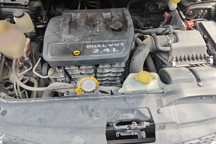 Used Dodge Journey 2013 2.4L Two-Wheel Drive Luxury Version Engine Bay