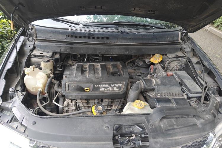 Used Dodge Journey 2013 2.4L Two-Wheel Drive Luxury Version Engine Bay
