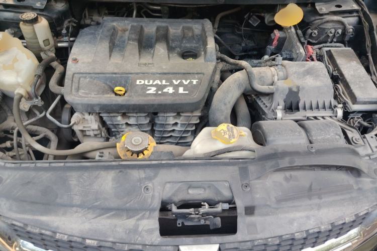 Used Dodge Journey 2013 2.4L Two-Wheel Drive Luxury Version Engine Bay