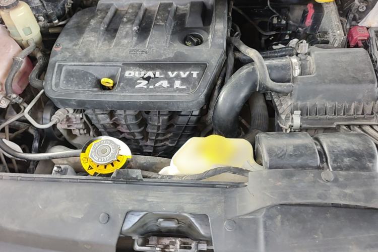 Used Dodge Journey 2013 2.4L Two-Wheel-Drive Smart Edition Engine Bay