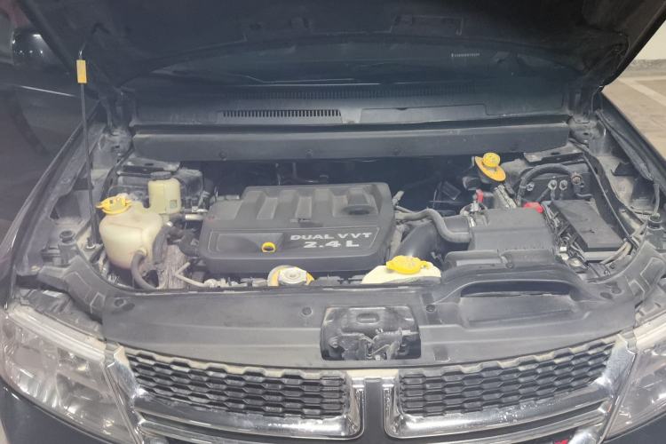 Used Dodge Journey 2013 2.4L Two-Wheel Drive Luxury Version Engine Bay