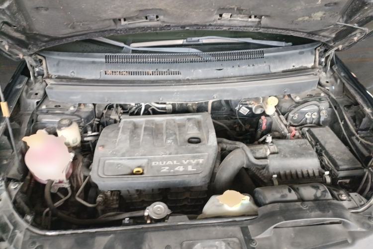 Used Dodge Journey 2013 2.4L Two-Wheel Drive Luxury Version Engine Bay