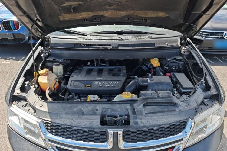 Used Dodge Journey 2013 2.4L Two-Wheel Drive Luxury Version Engine Bay