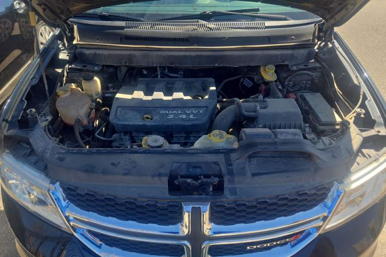 Used Dodge Journey 2013 2.4L Two-Wheel Drive Luxury Version Engine Bay