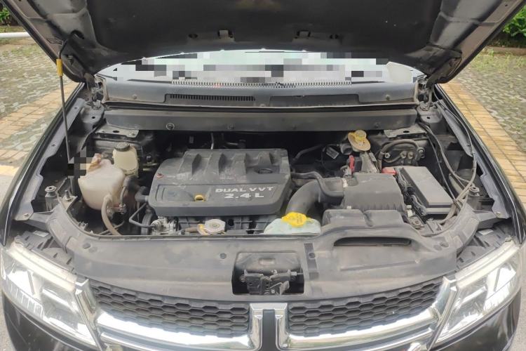 Used Dodge Journey 2013 2.4L Two-Wheel Drive Luxury Version Engine Bay