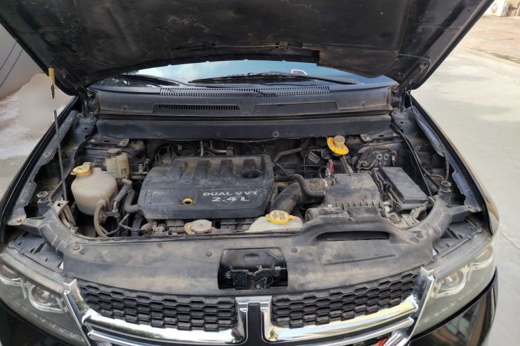 Used Dodge Journey 2013 2.4L Two-Wheel Drive Luxury Version Engine Bay