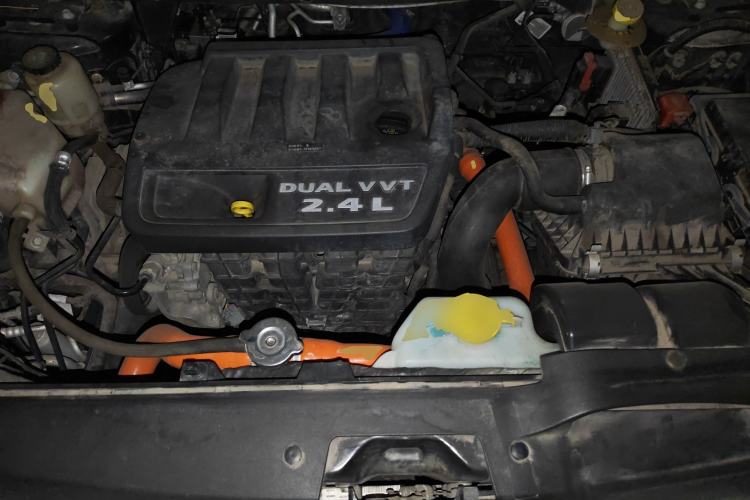 Used Dodge Journey 2013 2.4L Two-Wheel Drive Luxury Version Engine Bay