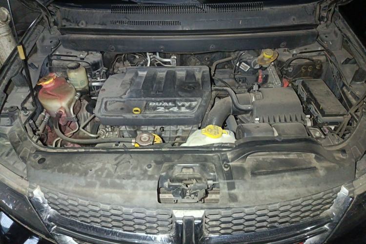 Used Dodge Journey 2013 2.4L Two-Wheel Drive Luxury Version Engine Bay